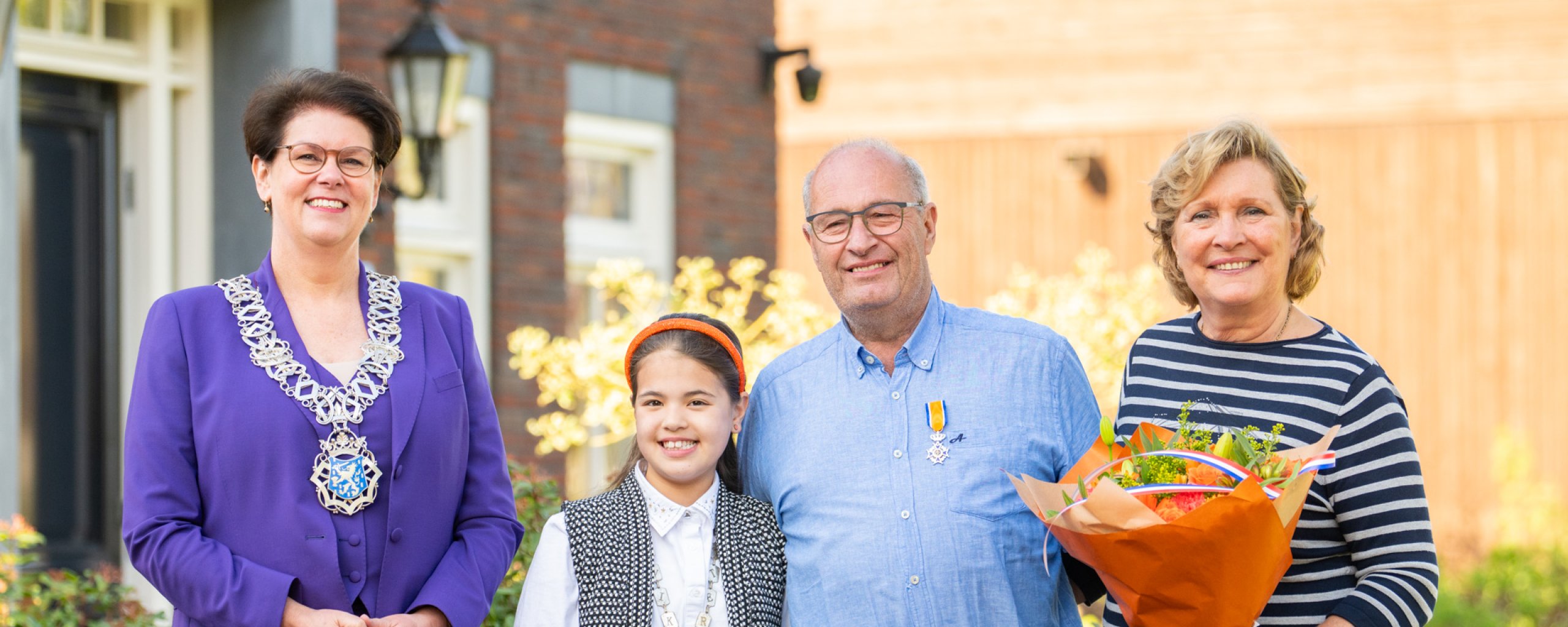Groepsfoto Dhr. Roothans en Burgemeester Corine van Overdijk