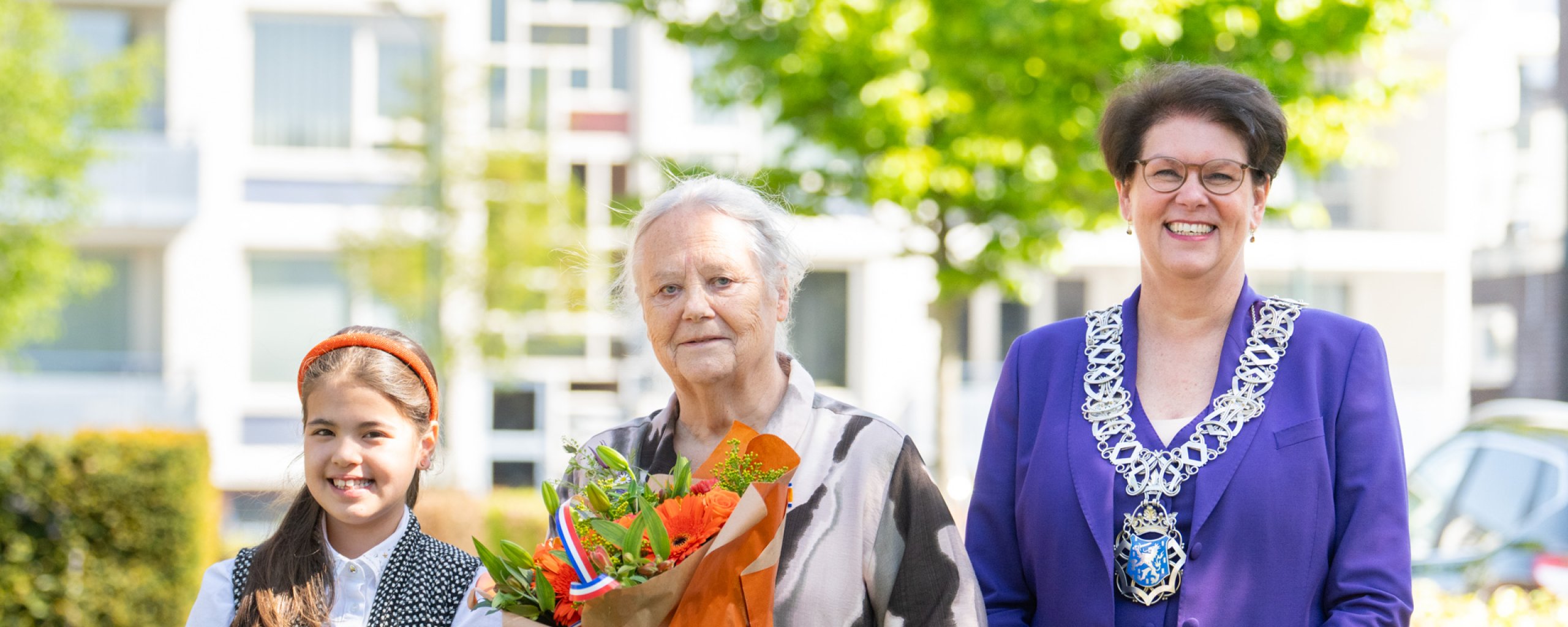 Groepsfoto Mevr. Mandigers en Burgemeester Corine van Overdijk